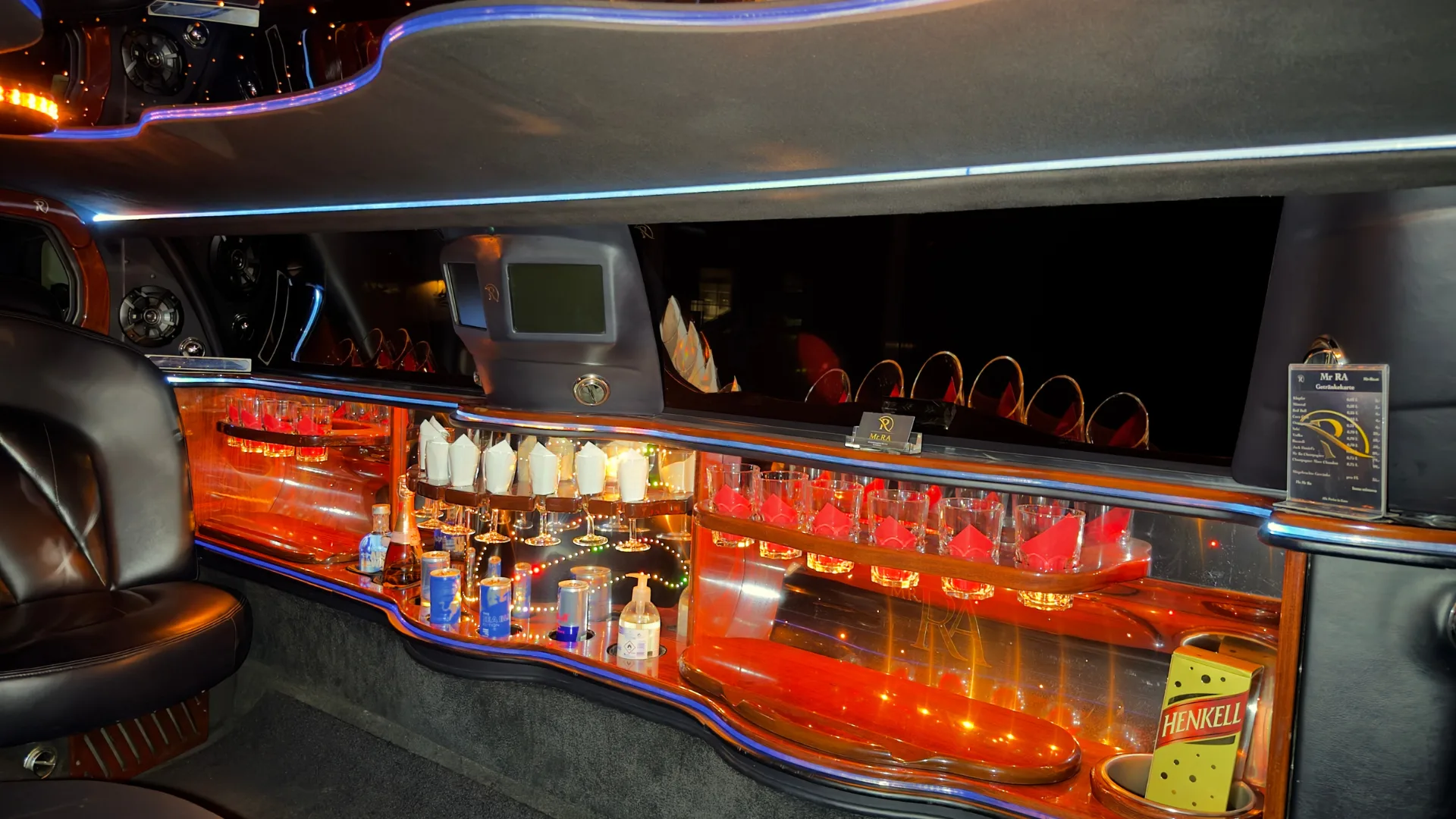 Stretchlimousine mieten, Stretchlimo für Hochzeit mieten in Wien, Stretch Limousine mieten, Stretchlimousine Wien, Limousine Wien, Limousinenservice Niederösterreich, Limousinenservice wien, Limousine mieten Wien